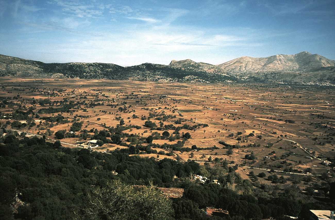 crete161 plateau lassithi.jpg - Est, Lassithi "Le plateau du Lassithi vu des abords d'une des nombreuses grottes qui parsèment l'île et sont souvent associées à des épisodes de la mythologie grecque. Le plateau est entièrement cultivé   dans un passé récent , les ailes blanches de centaines de petits moulins donnaient au paysage une touche particulière. Malheureusement il n'en reste que quelques témoins en ruine" Elite Chrome 100